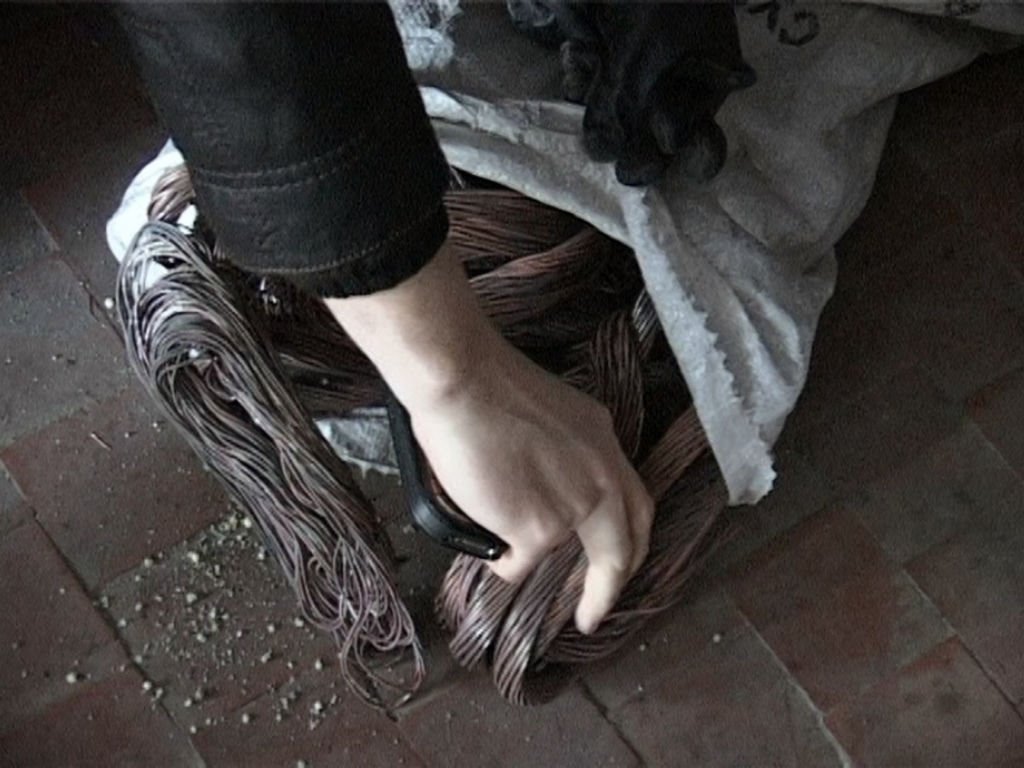 В Брестской области 24-летний парень украл 360 метров медного кабеля. Что ему грозит?