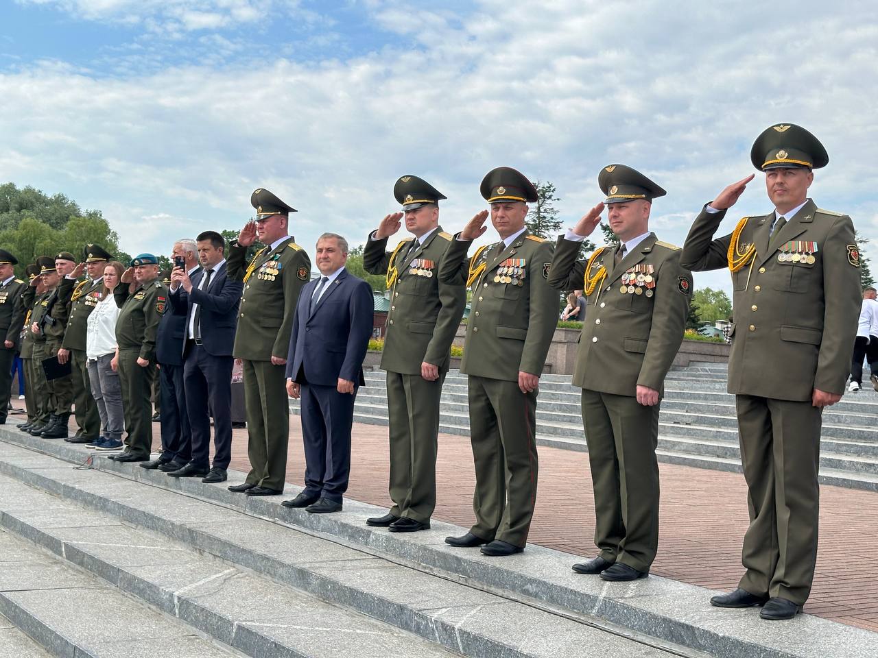 Около 600 новобранцев совершили торжественный ритуал принятия присяги на площади Церемониалов Брестской крепости