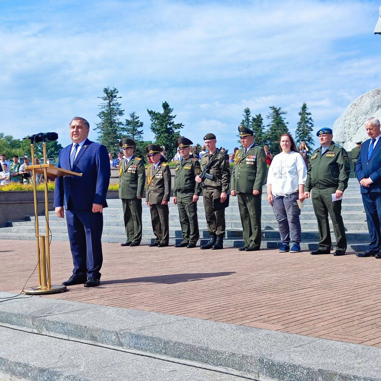 Около 600 новобранцев совершили торжественный ритуал принятия присяги на площади Церемониалов Брестской крепости