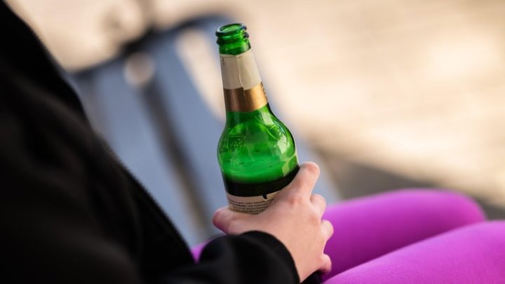 Жительница Бреста: Где «ребёнок» мог взять спиртное? Предусмотрена ли ответственность за продажу алкогольных напитков несовершеннолетним?