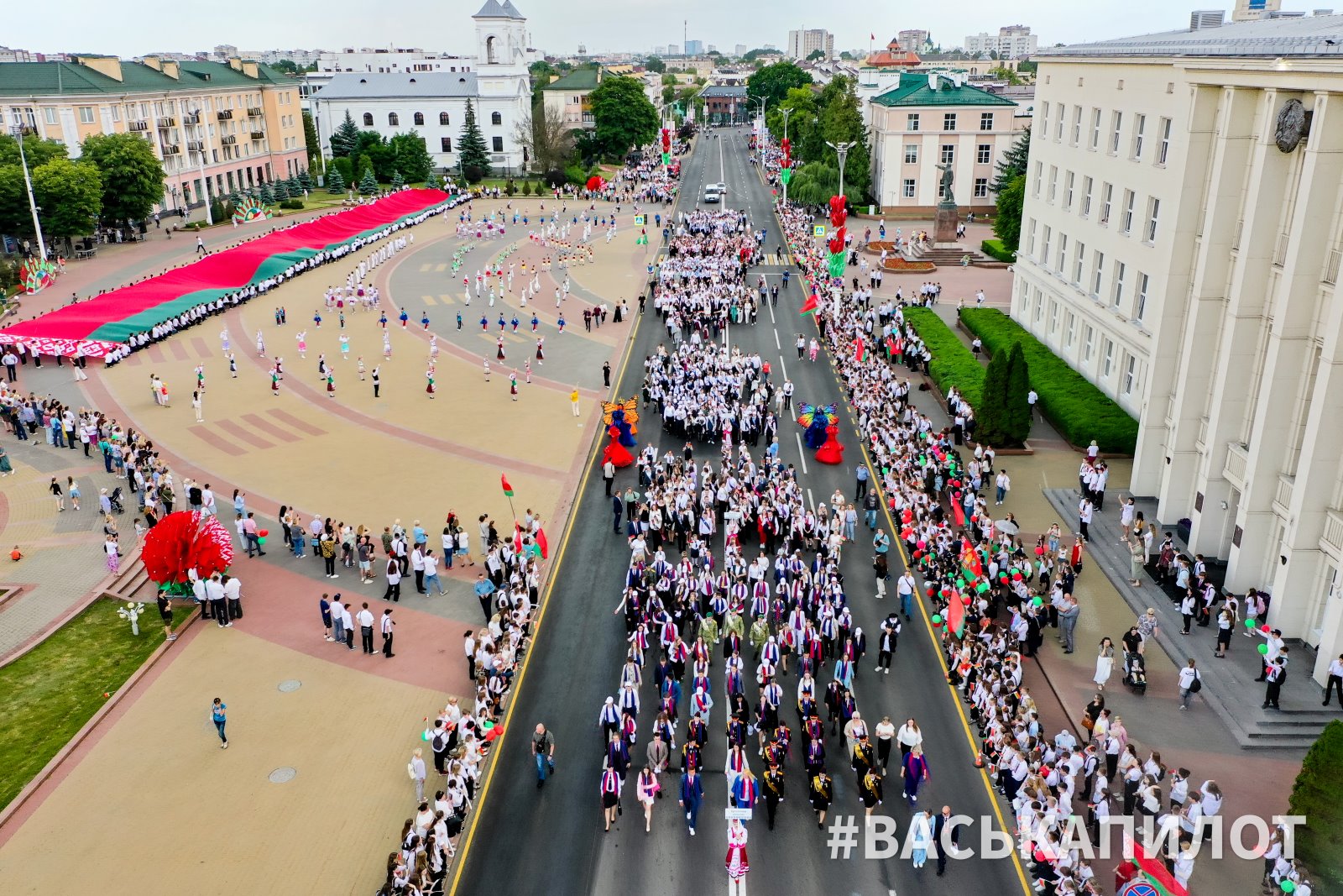 Искренние напутствия, много музыки и рекорд. Выпускники страны празднуют «Последний звонок» в Бресте