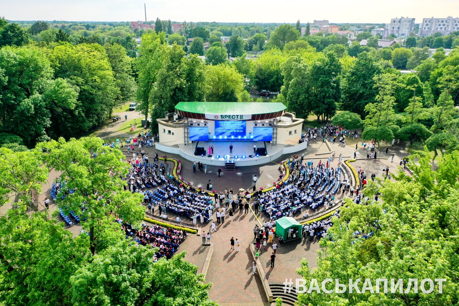 Искренние напутствия, много музыки и рекорд. Выпускники страны празднуют «Последний звонок» в Бресте
