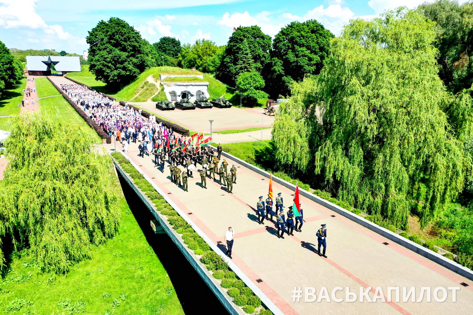 Искренние напутствия, много музыки и рекорд. Выпускники страны празднуют «Последний звонок» в Бресте