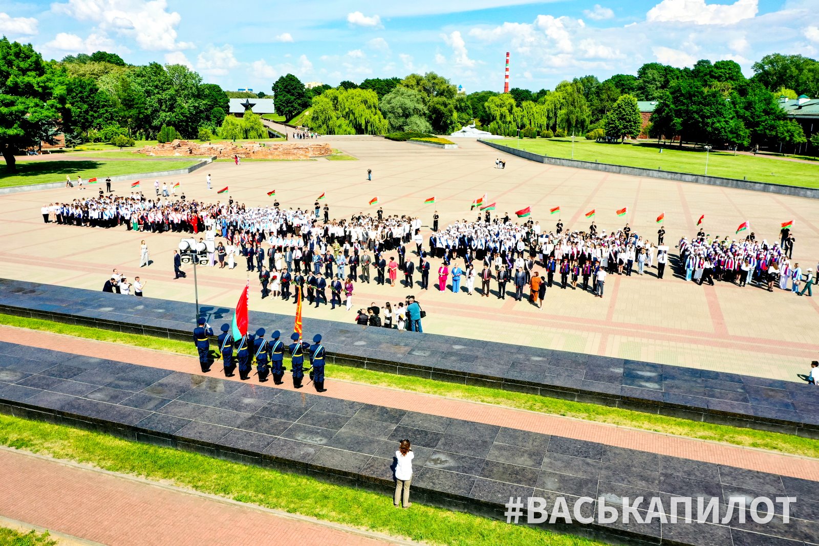 Искренние напутствия, много музыки и рекорд. Выпускники страны празднуют «Последний звонок» в Бресте