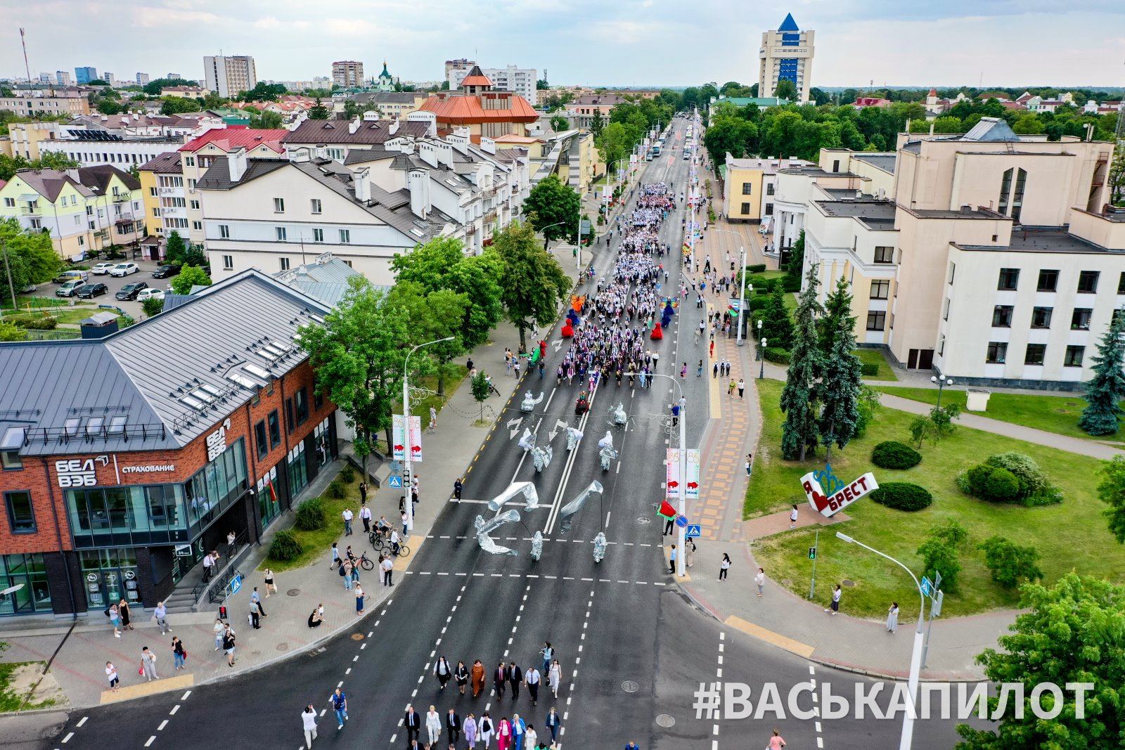 Искренние напутствия, много музыки и рекорд. Выпускники страны празднуют «Последний звонок» в Бресте