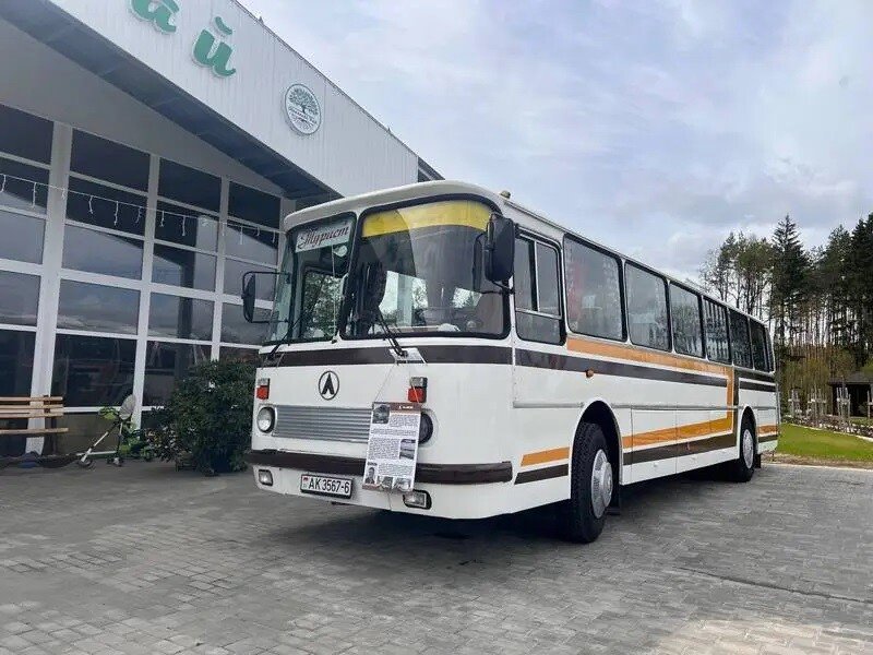 Таких только два в Беларуси. Мужчина восстановил ЛАЗ-699 и возит на нём свой коллектив на отдых