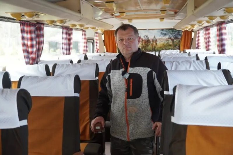 Таких только два в Беларуси. Мужчина восстановил ЛАЗ-699 и возит на нём свой коллектив на отдых