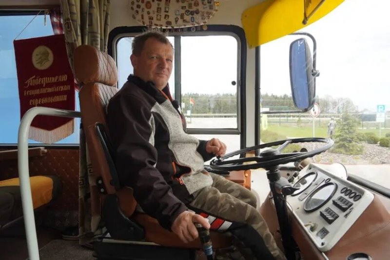 Таких только два в Беларуси. Мужчина восстановил ЛАЗ-699 и возит на нём свой коллектив на отдых