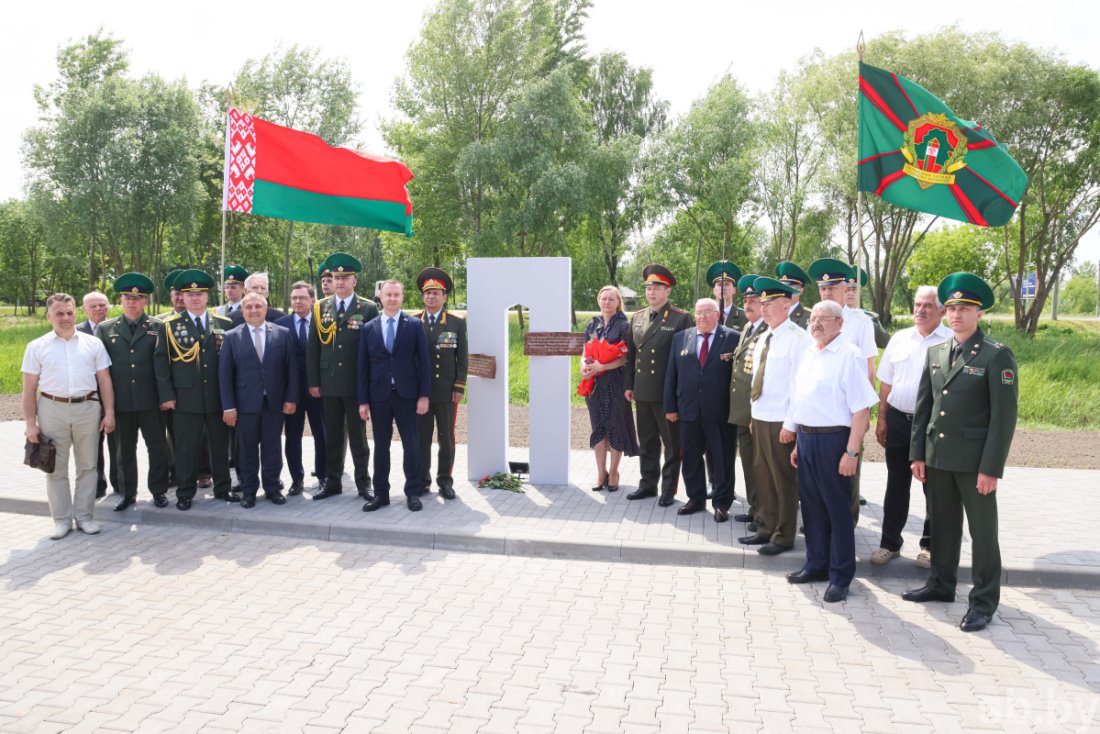 На пересечении улиц Врублевского и Барсукова в Бресте открыта стела в память о командирах-пограничниках