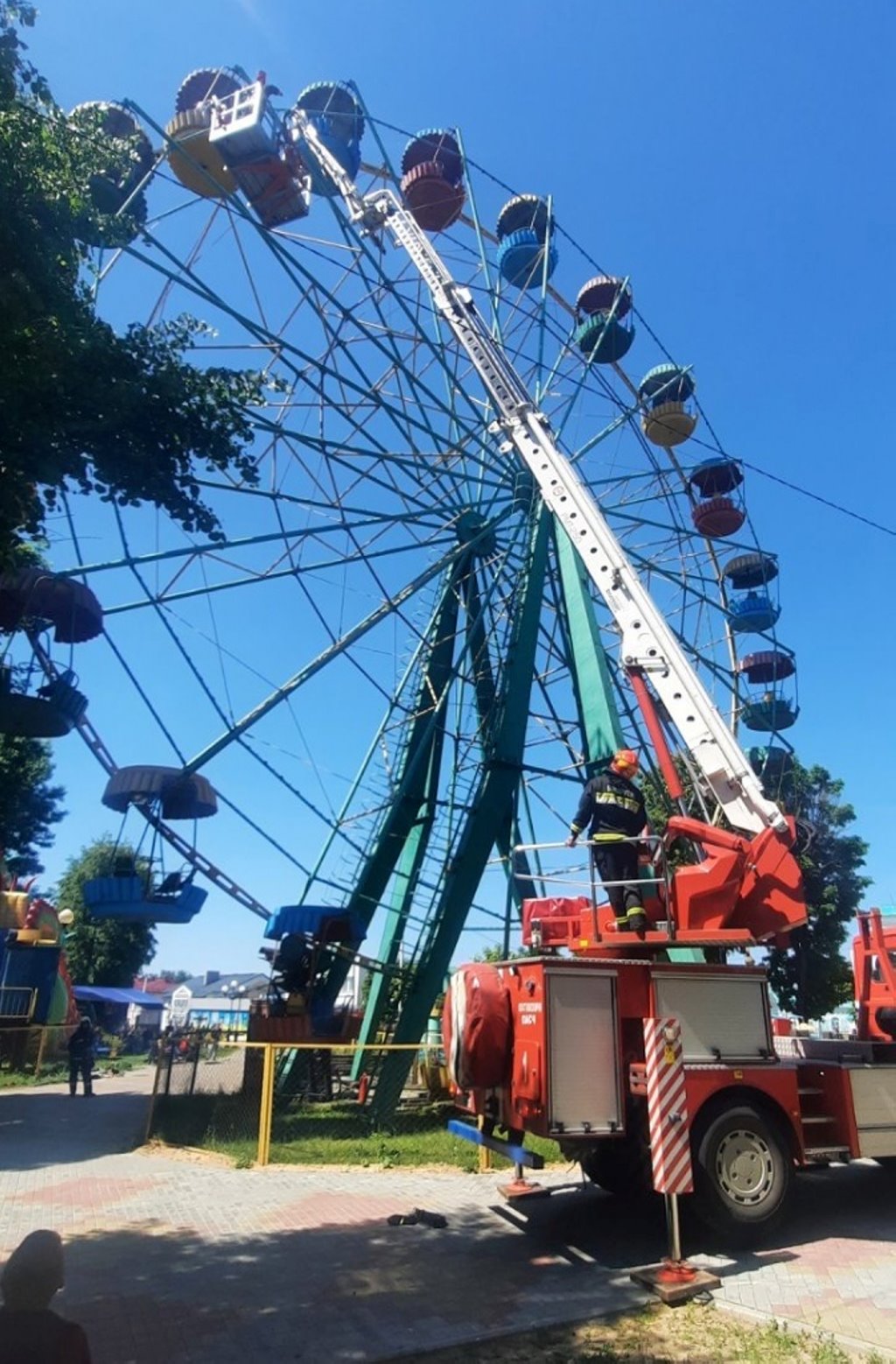 Девушки в Хотимске застряли на колесе обозрения на высоте 18 метров – понадобилась помощь МЧС