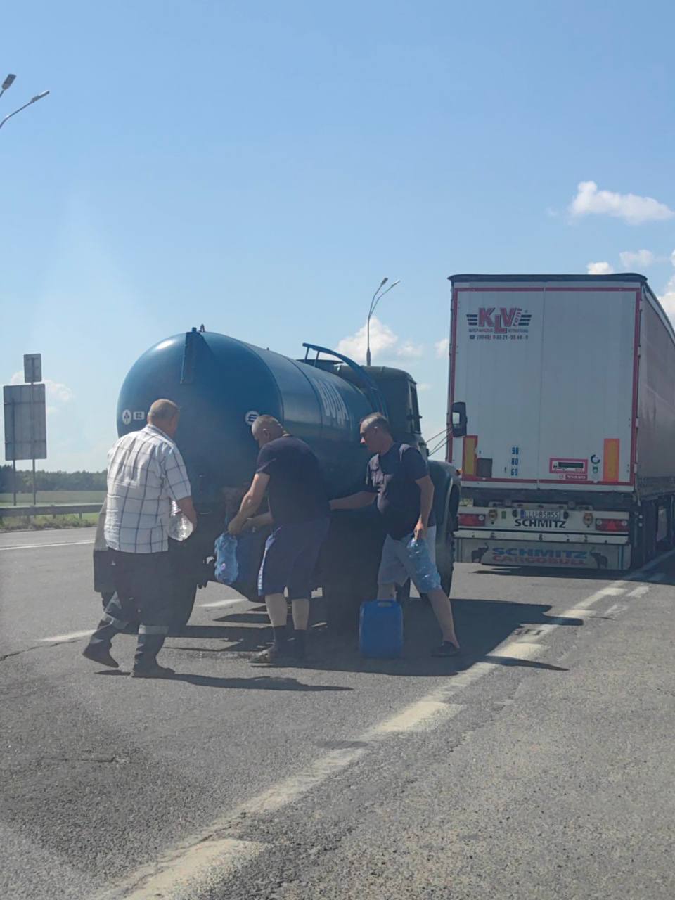 Брестские власти помогают дальнобойщикам, стоящим в ПП «Козловичи», не умереть от жажды