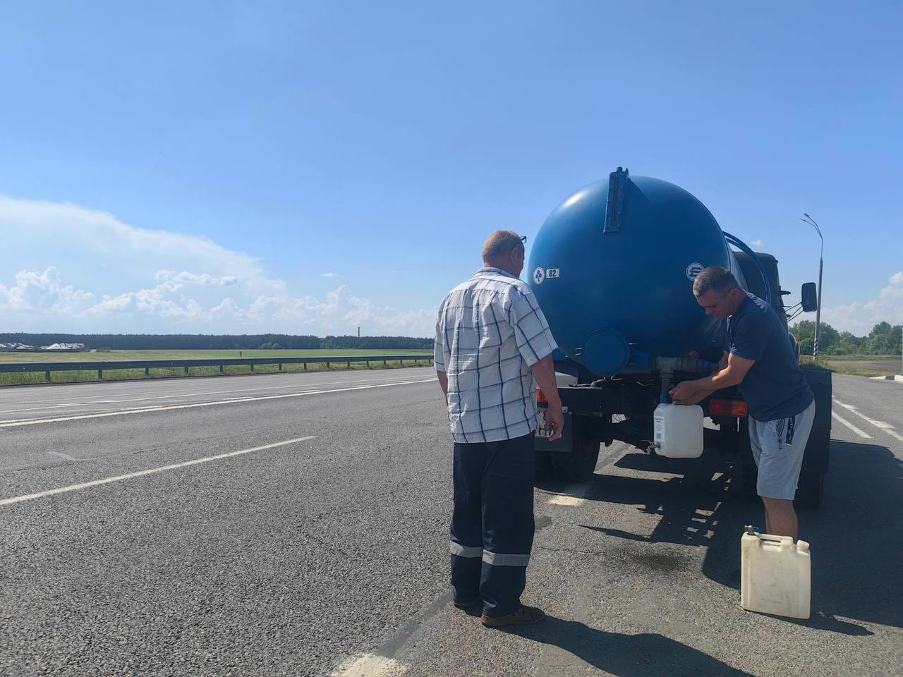 Брестские власти помогают дальнобойщикам, стоящим в ПП «Козловичи», не умереть от жажды
