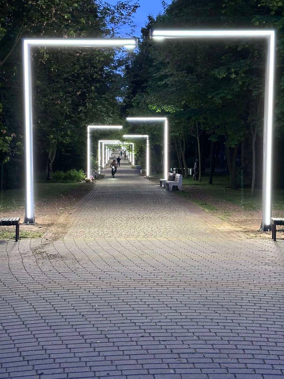 Новое освещение в парке культуры и отдыха Бреста. Вид вечером