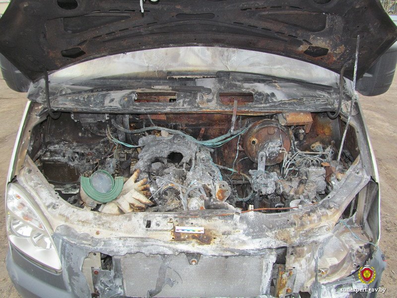 Машина белоруски загорелась сразу после обслуживания в автосервисе. Эксперты выяснили, кто виноват