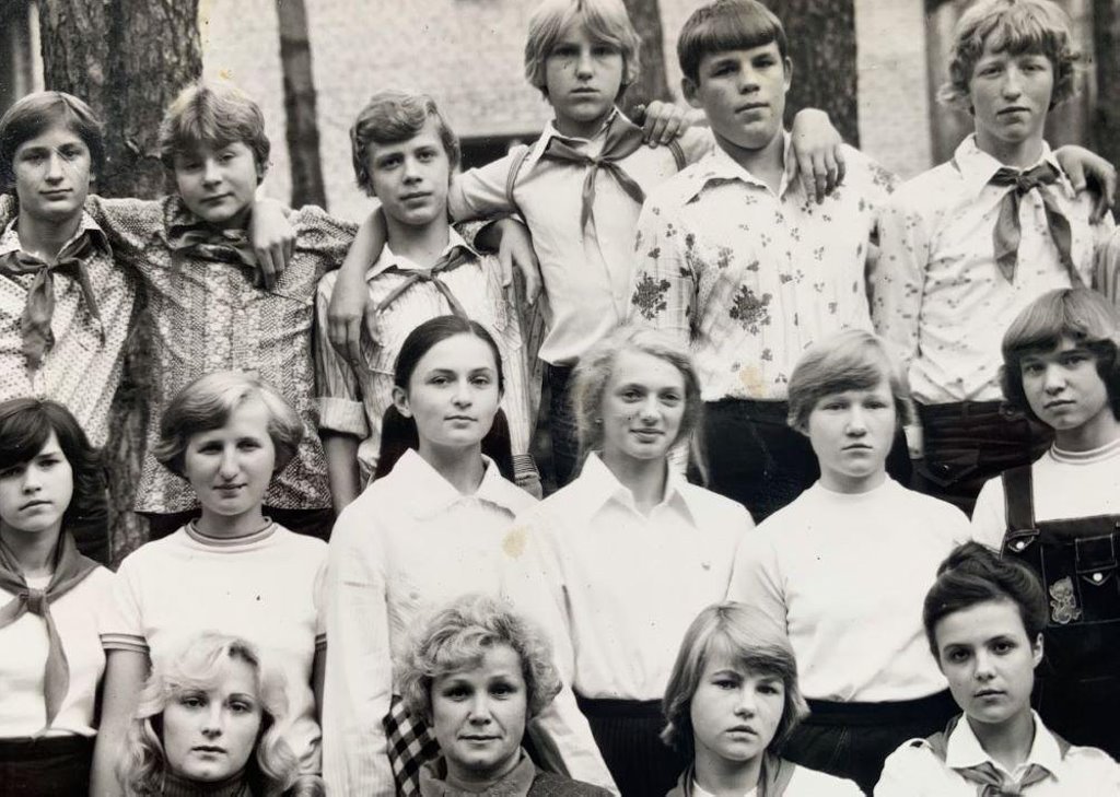 Пололи морковку и клеили гербарии. Белорусы вспомнили о первых заработанных деньгах