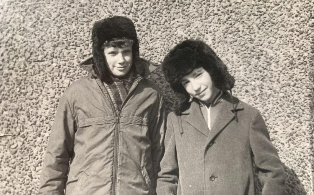 Пололи морковку и клеили гербарии. Белорусы вспомнили о первых заработанных деньгах