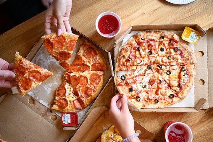 «Я отказываюсь собирать деньги на дни рождения коллег». Белорусы о традициях в рабочих коллективах