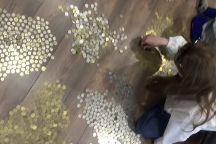 Белоруска насобирала 10 килограммов монет. Сколько она накопила?