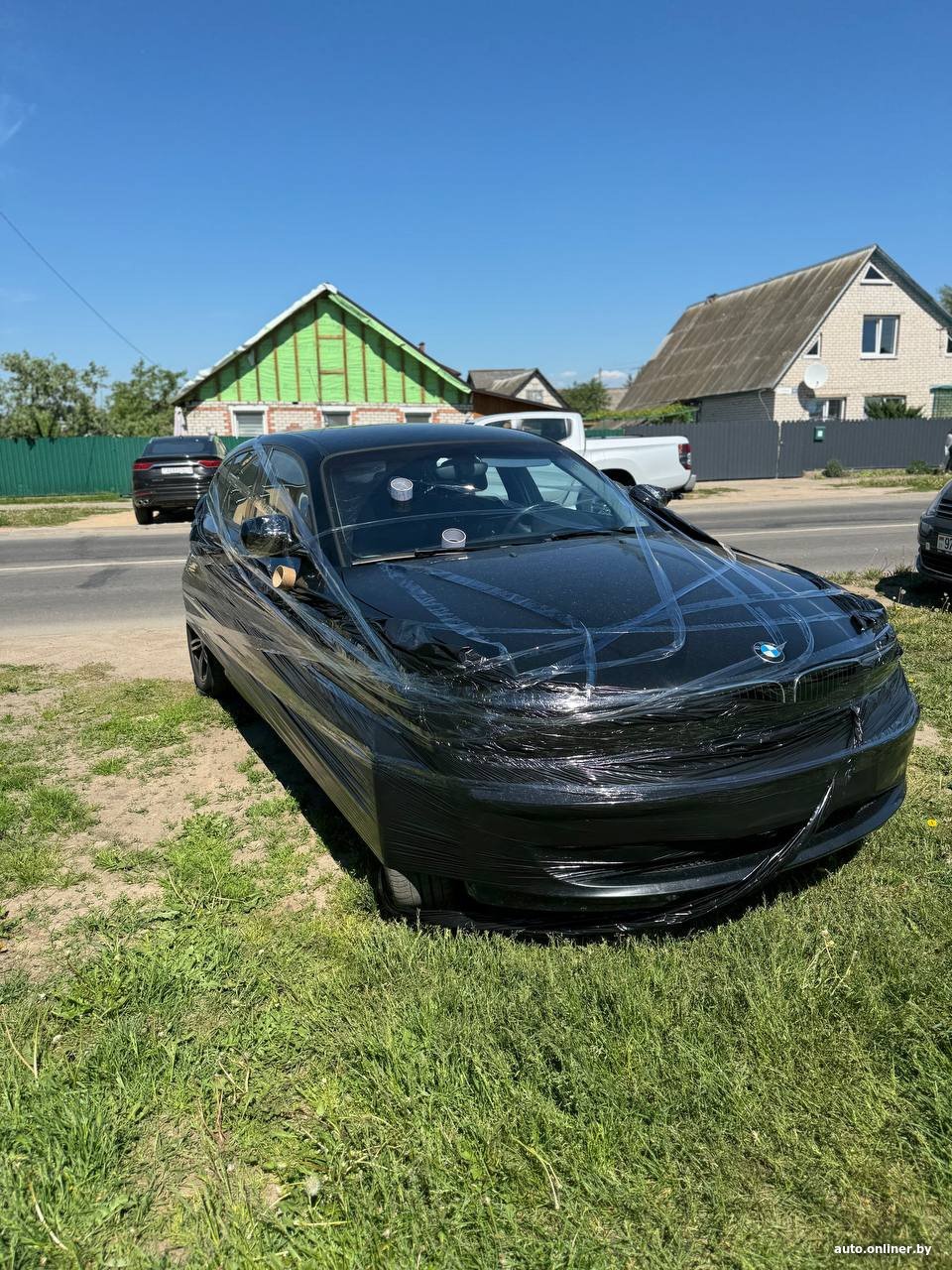 Припарковала авто и спустя 2 часа не узнала свою машину — ее обмотали полиэтиленом. Случай в Беларуси