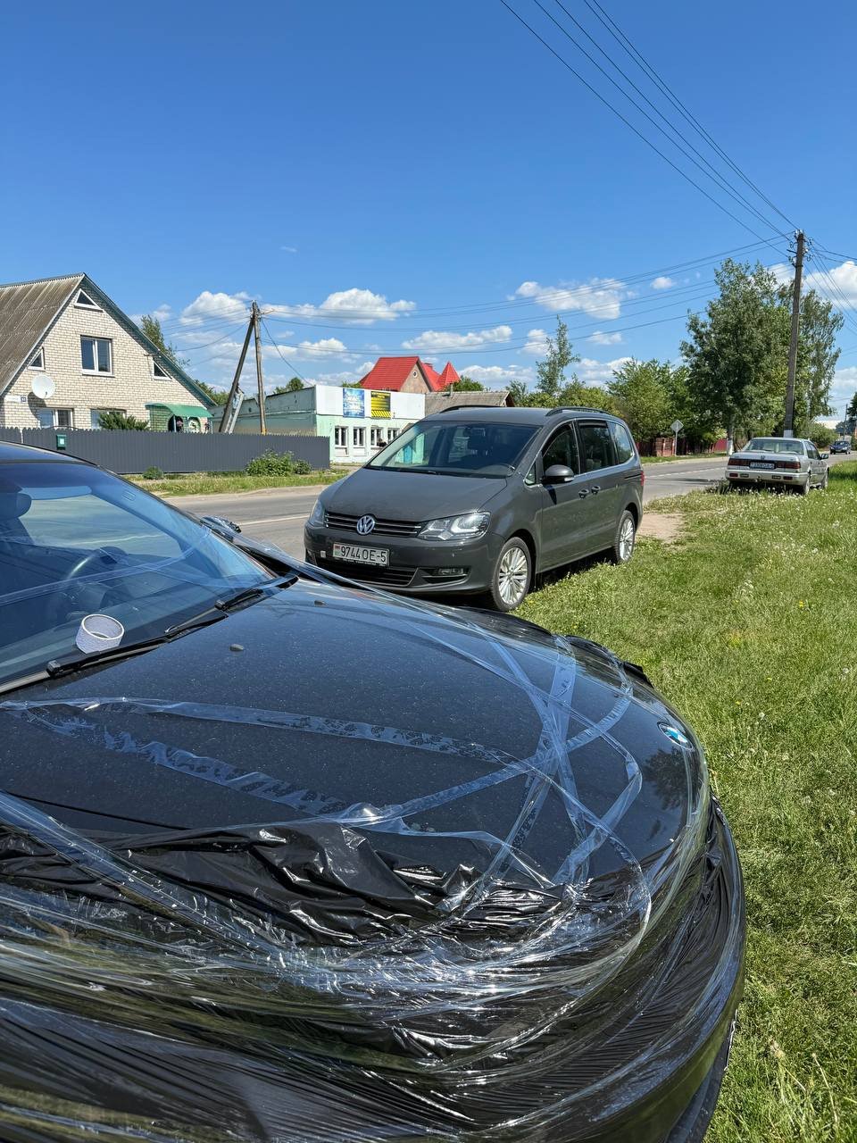 Припарковала авто и спустя 2 часа не узнала свою машину — ее обмотали полиэтиленом. Случай в Беларуси