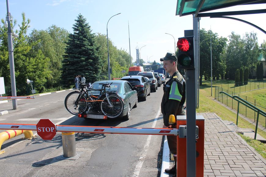 «Непросто, но интересно». Пограничники рассказали о службе в пункте пропуска «Брест»