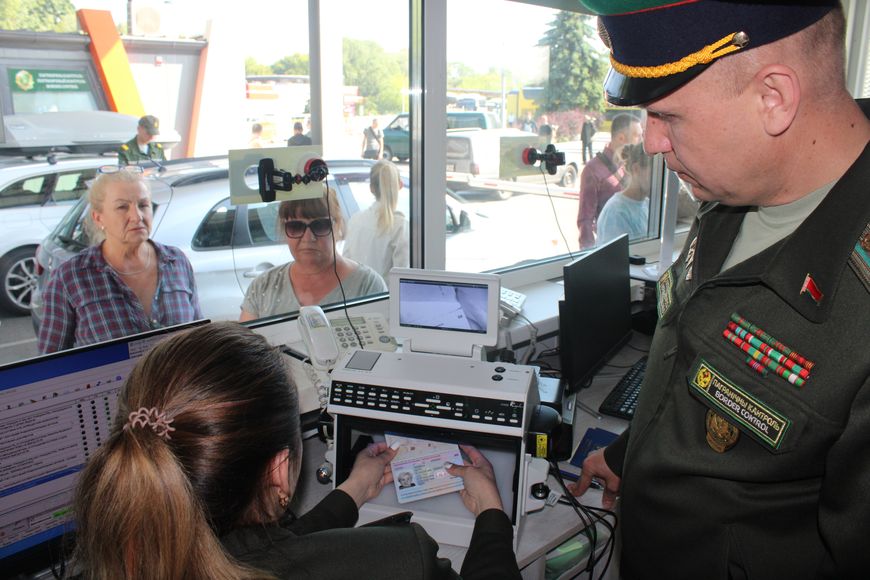 «Непросто, но интересно». Пограничники рассказали о службе в пункте пропуска «Брест»