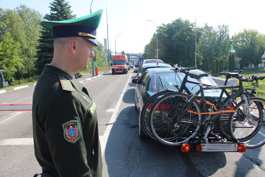 «Непросто, но интересно». Пограничники рассказали о службе в пункте пропуска «Брест»