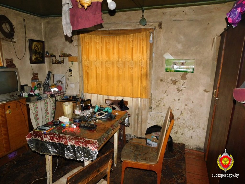 В Беларуси отец и сын нашли на полигоне бытовых отходов бутылку и распили ее. Умерли оба