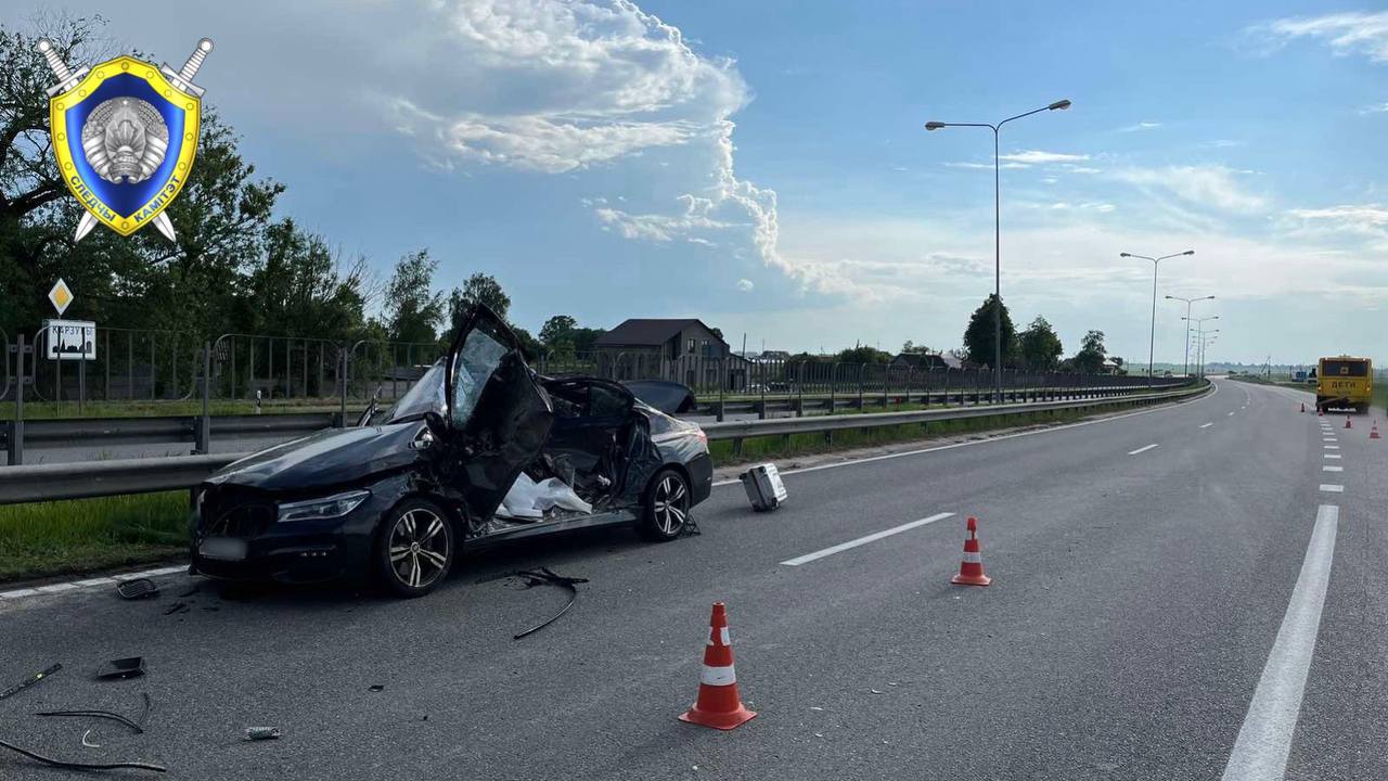 BMW cтолкнулся со школьным автобусом. Водитель легковушки погиб на месте
