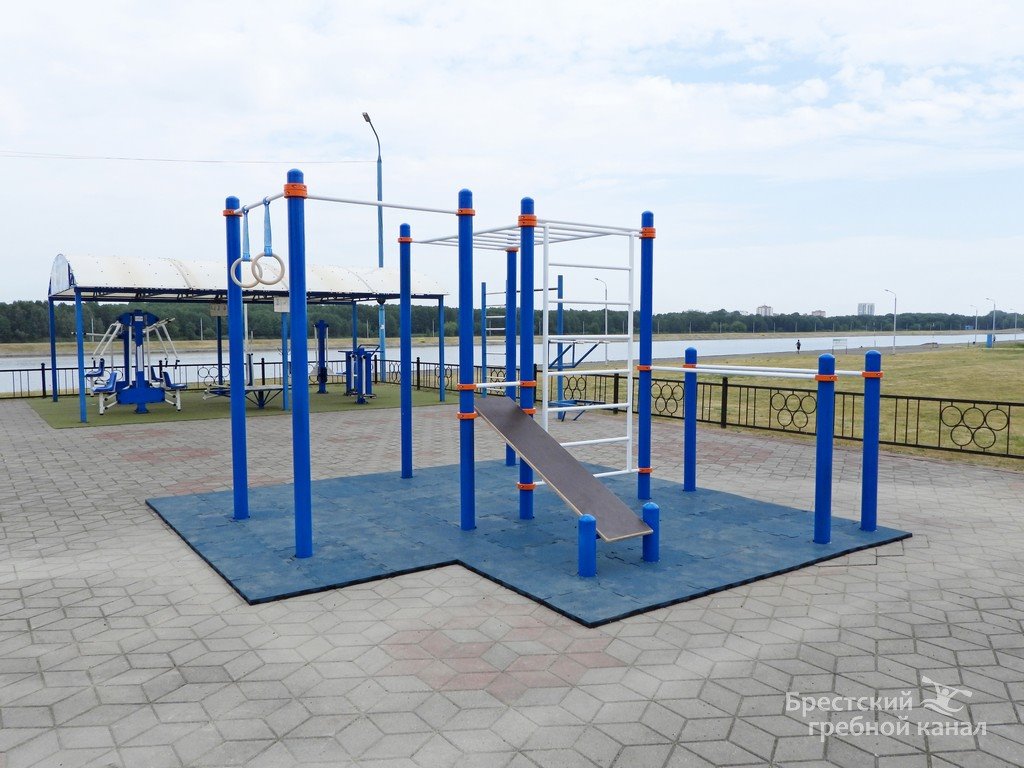 Воркаут-площадка появилась на гребном канале Бреста