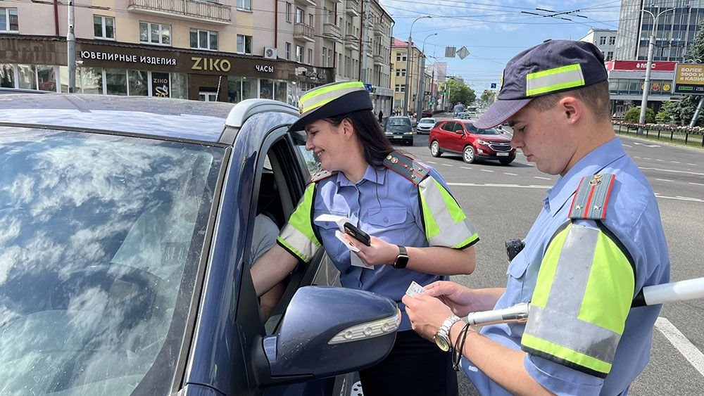 В Гомеле ГАИ вместо штрафов клеит на руль стикеры. Что происходит?