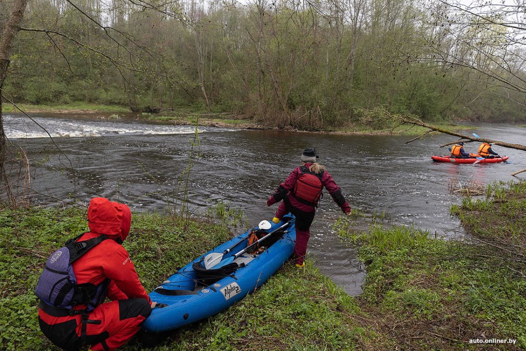 «Жилет слетел, я ударилась головой и стала захлебываться». Как первый сплав на байдарках чуть не стал для белоруски последним