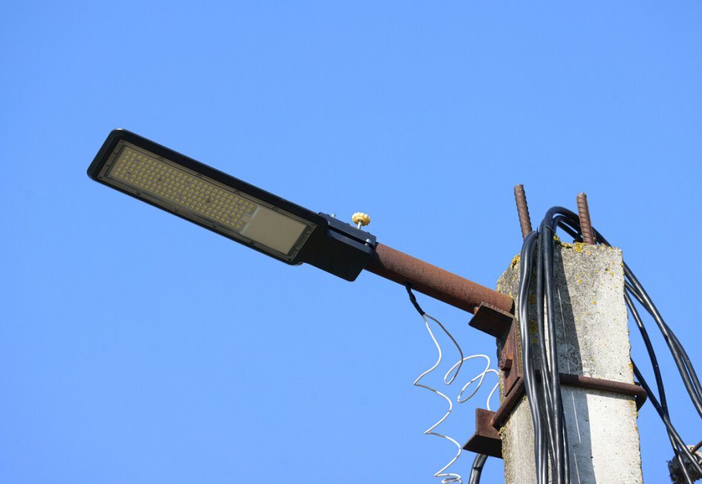 На Брестчине в деревнях активно меняют старые уличные фонари на современные светодиодные