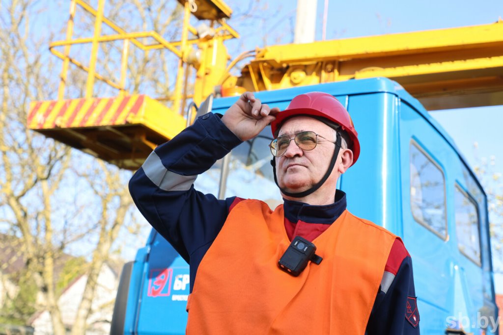 На Брестчине в деревнях активно меняют старые уличные фонари на современные светодиодные