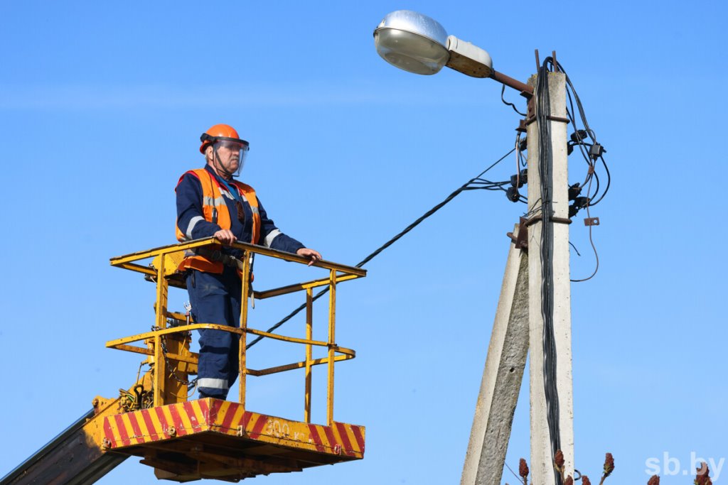 На Брестчине в деревнях активно меняют старые уличные фонари на современные светодиодные