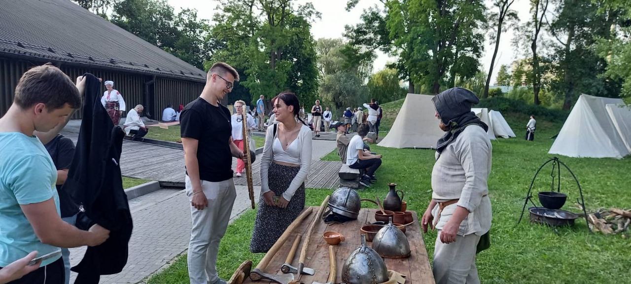 В Бресте устроили бои ММА по-средневековому