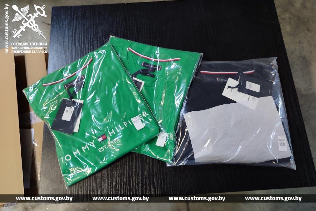 В Беларусь пытались ввезти крупную партию брендовой одежды с заниженной вдвое стоимостью
