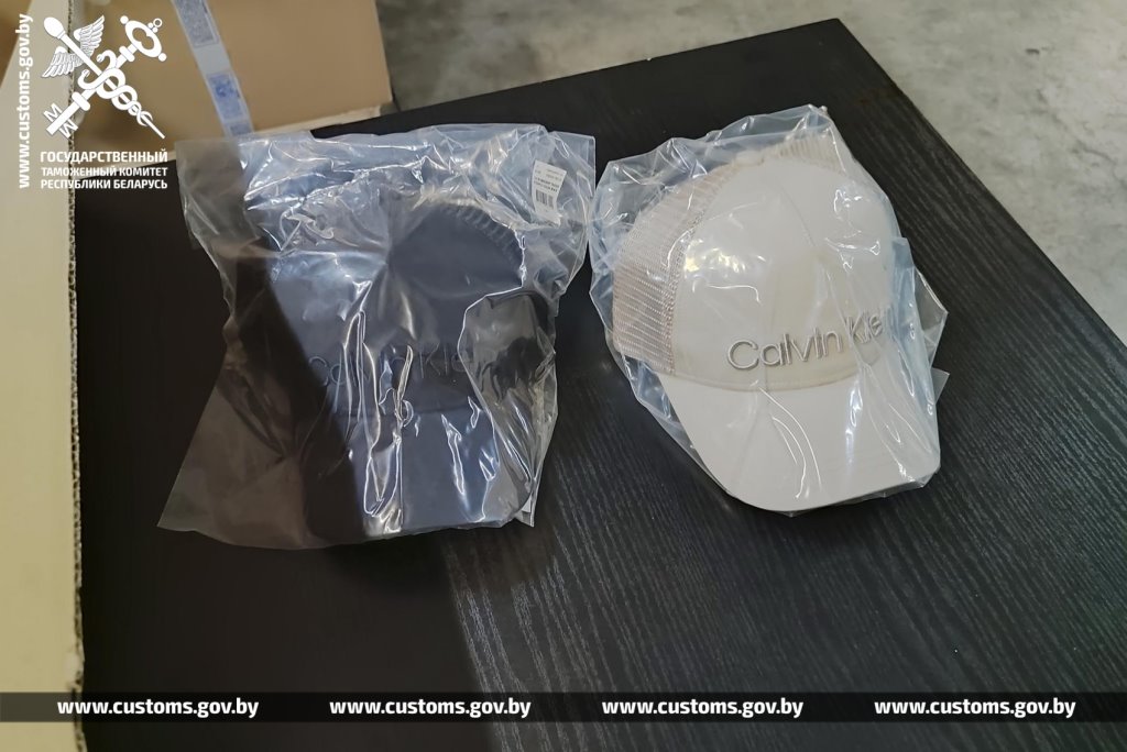 В Беларусь пытались ввезти крупную партию брендовой одежды с заниженной вдвое стоимостью
