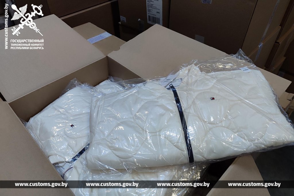 В Беларусь пытались ввезти крупную партию брендовой одежды с заниженной вдвое стоимостью