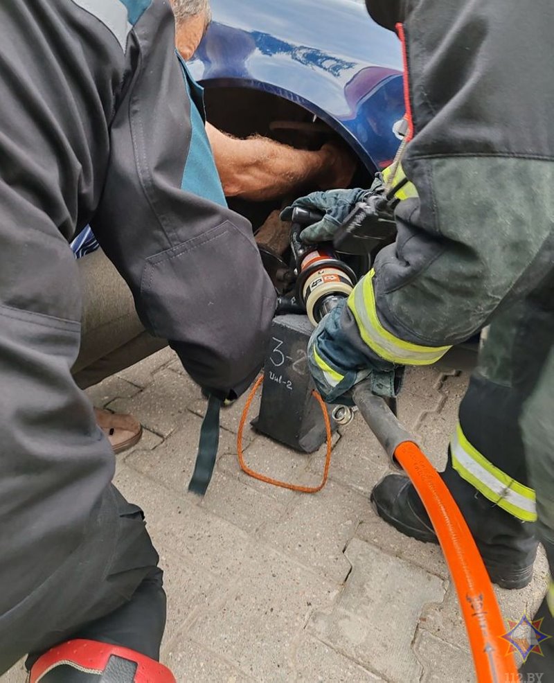 В Беларуси рука мужчины застряла в пружине подвески. На помощь пришли спасатели