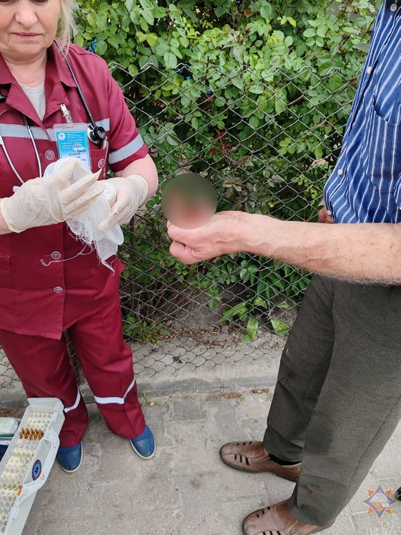 В Беларуси рука мужчины застряла в пружине подвески. На помощь пришли спасатели