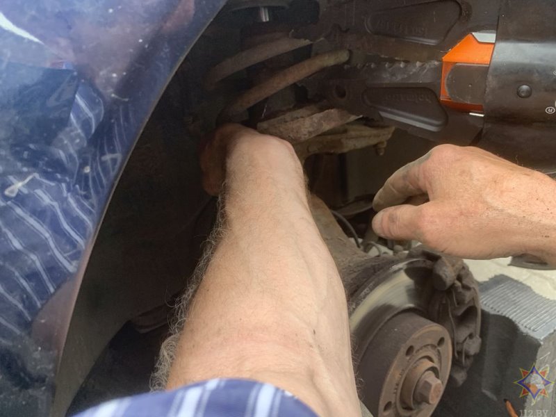 В Беларуси рука мужчины застряла в пружине подвески. На помощь пришли спасатели