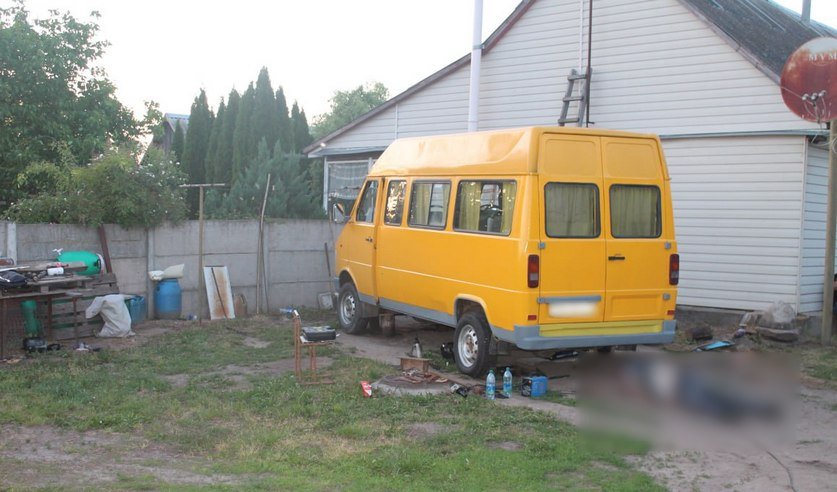 В Беларуси мужчину насмерть придавило машиной во время ремонта