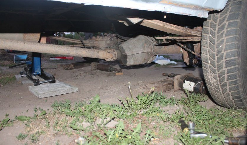 В Беларуси мужчину насмерть придавило машиной во время ремонта