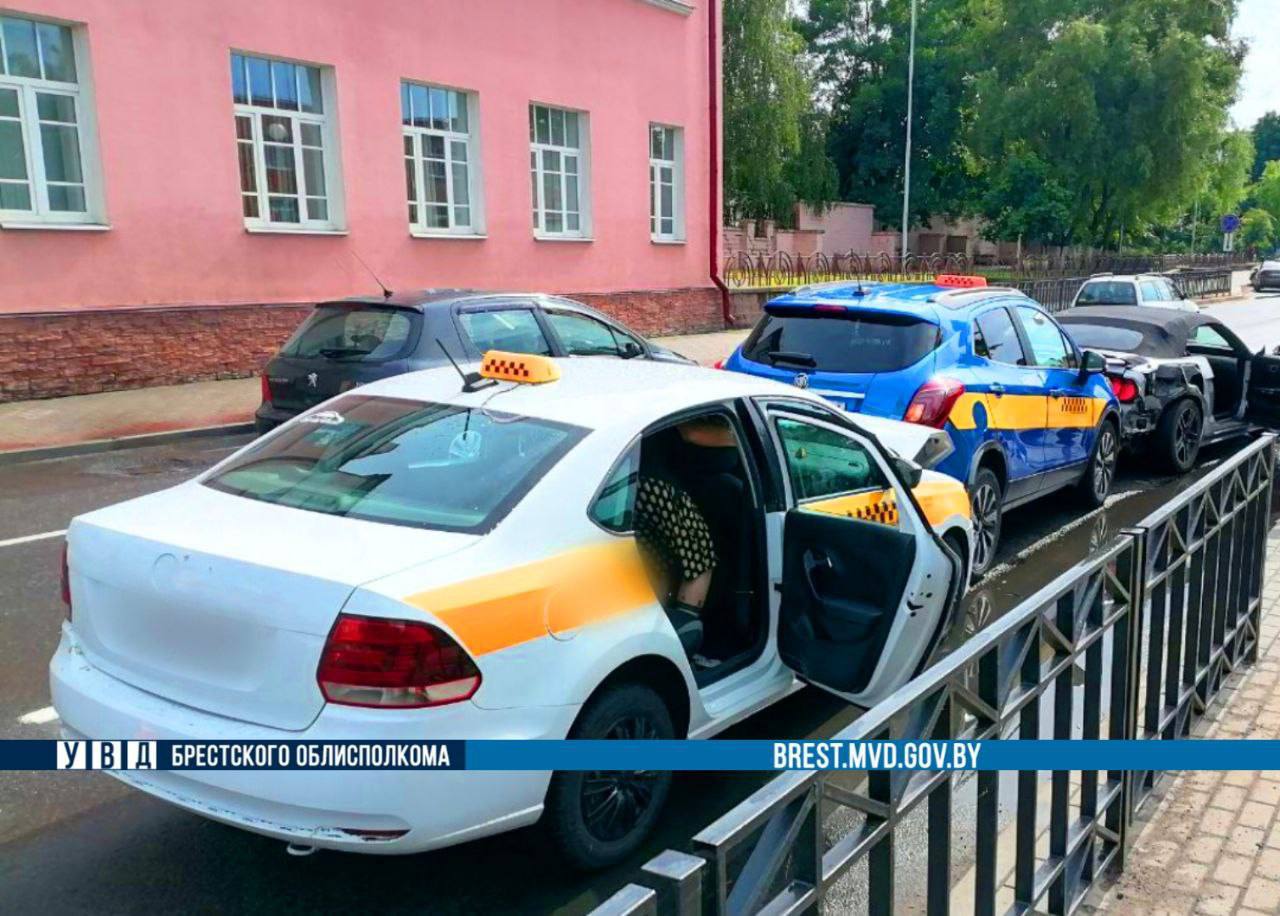 В Пинске произошло ДТП с участием трех автомобилей