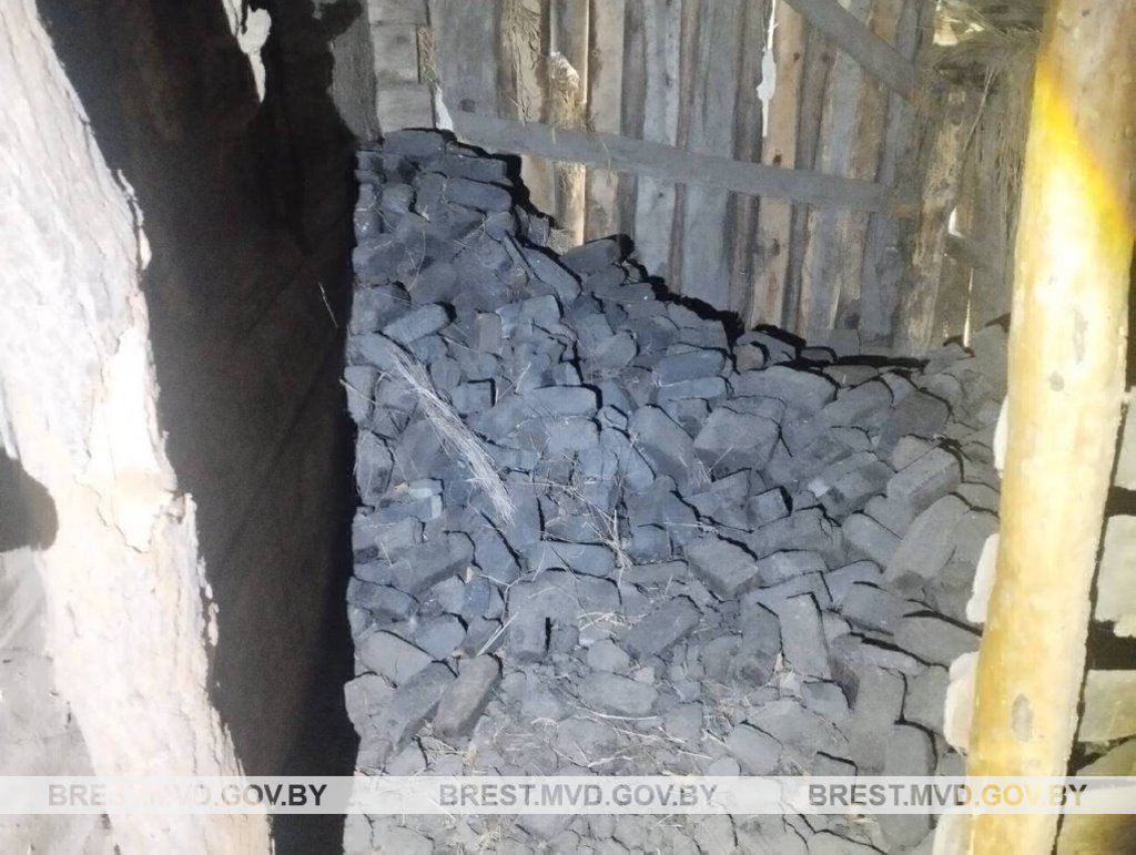 Обокрала соседка. У жительницы Кобрина украли дрова и торфобрикет