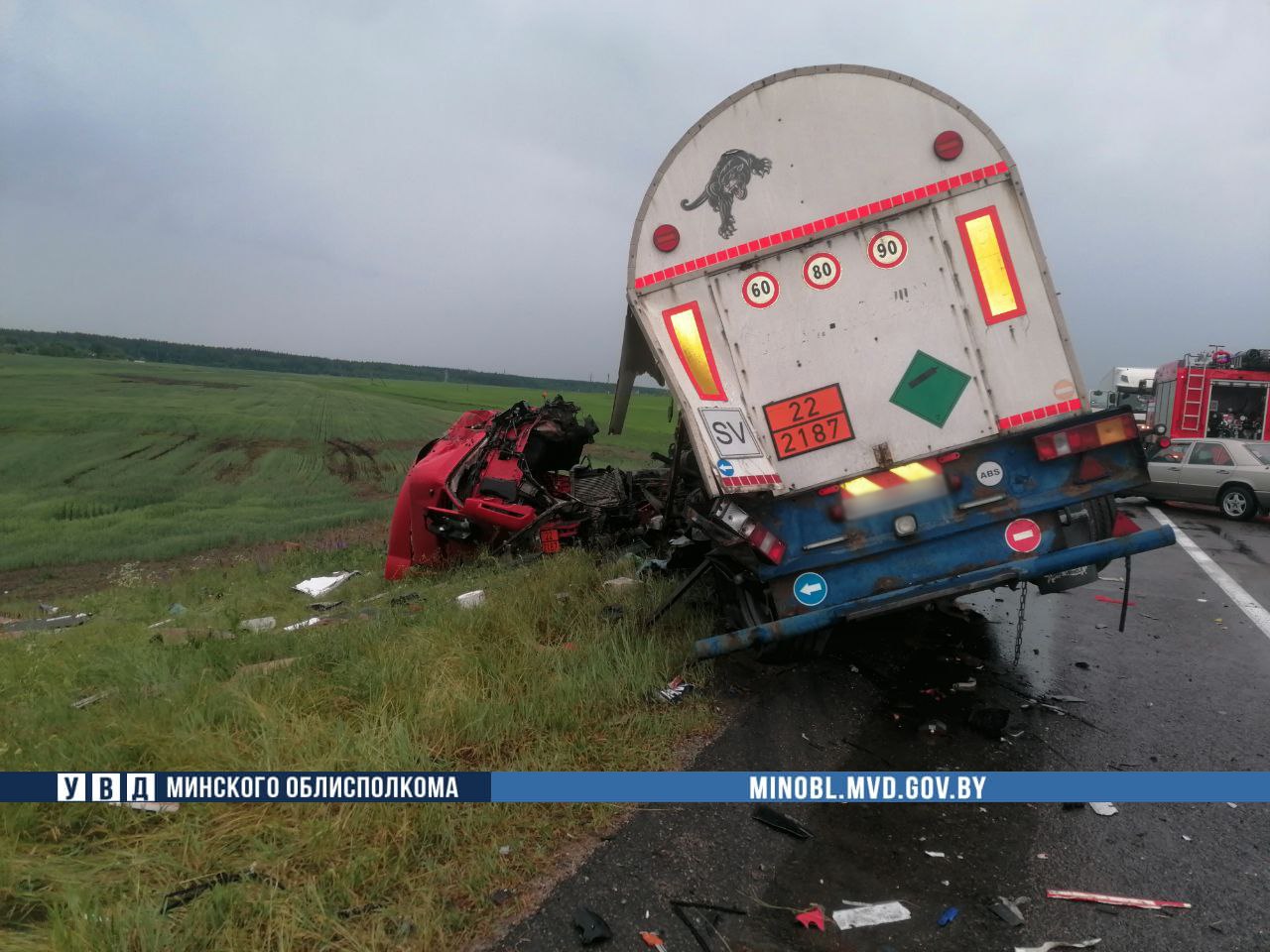 Жесткое ДТП на М1: у бензовоза лопнуло колесо, он вылетел на встречку и врезался в два грузовика