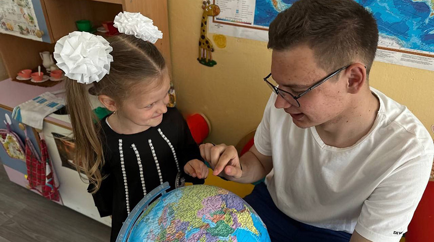 Правильная пропорция любви и строгости. Как в Беларуси парень-воспитатель находит подход к детворе