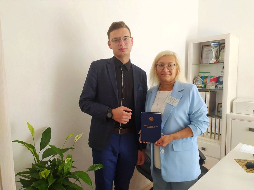 Правильная пропорция любви и строгости. Как в Беларуси парень-воспитатель находит подход к детворе