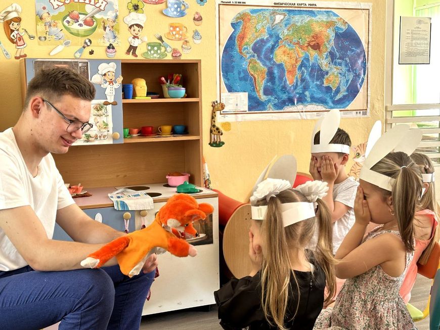 Правильная пропорция любви и строгости. Как в Беларуси парень-воспитатель находит подход к детворе